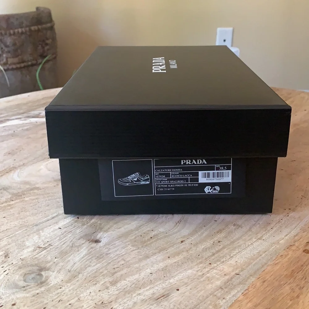 PRADA Shoebox w/silk paper - - Picture 3 of 4